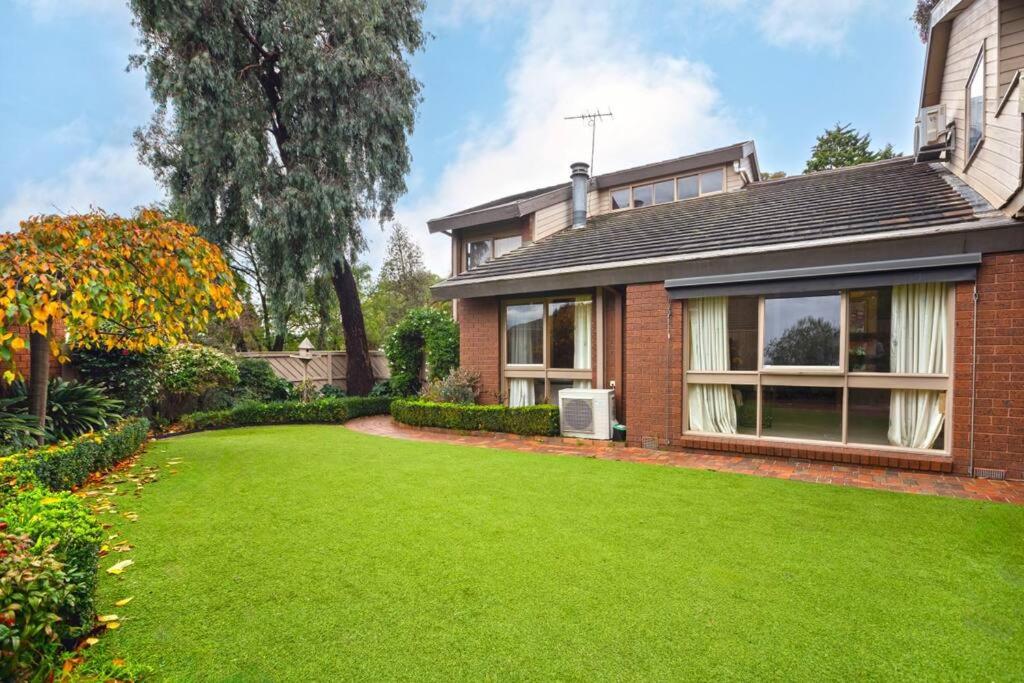 Stylish Retreat Family House 5BRM Wheelers Hill