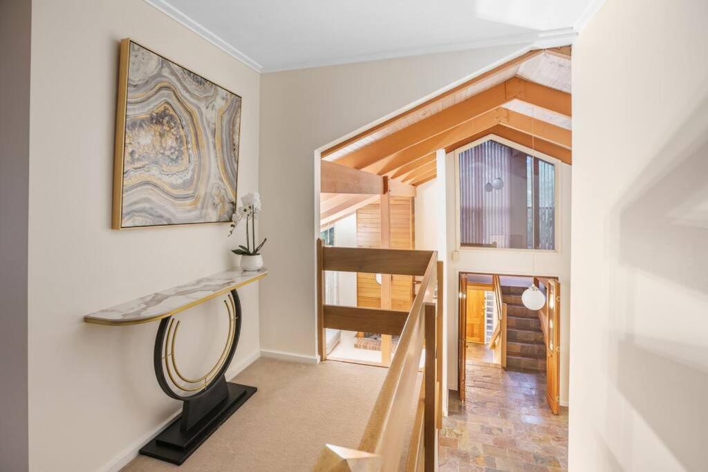 Stylish Retreat Family House 5BRM Wheelers Hill