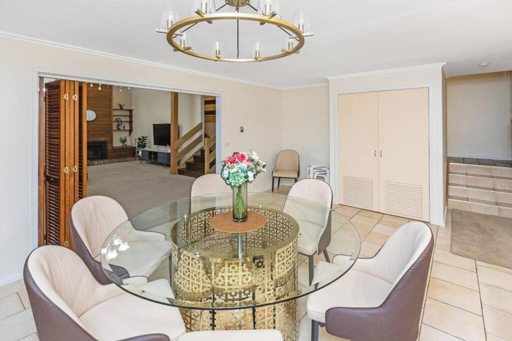 Stylish Retreat Family House 5BRM Wheelers Hill