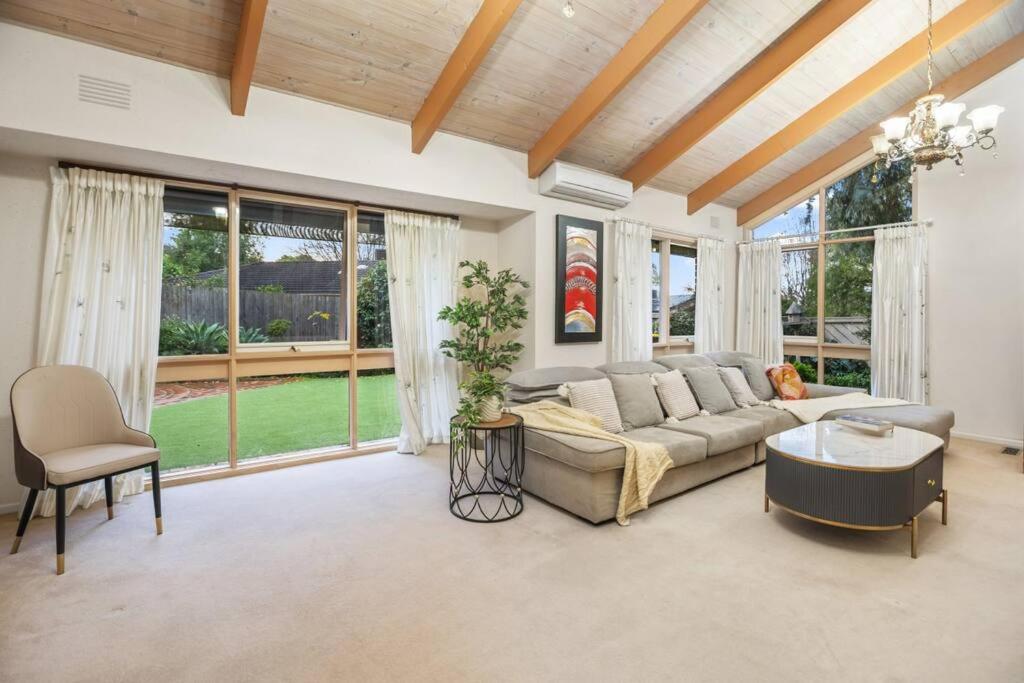 Stylish Retreat Family House 5BRM Wheelers Hill