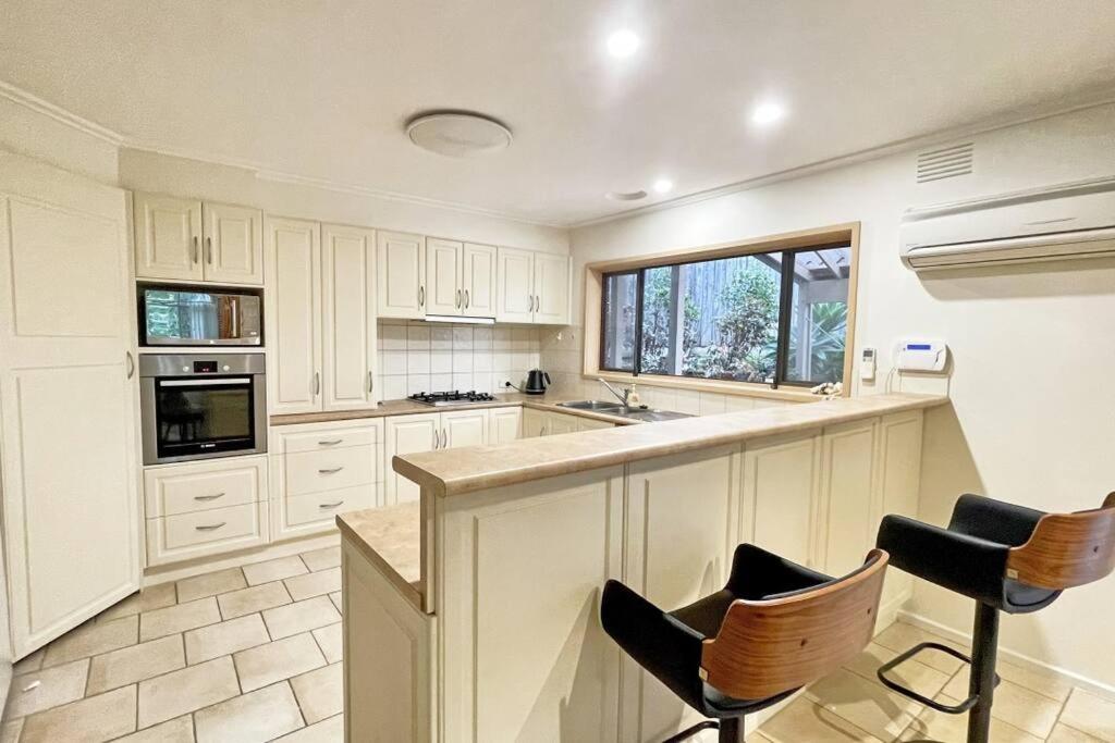 Stylish Retreat Family House 5BRM Wheelers Hill