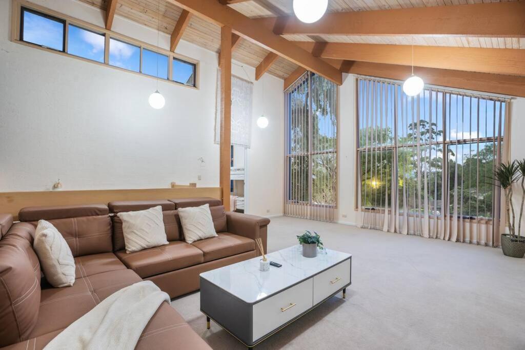 Stylish Retreat Family House 5BRM Wheelers Hill