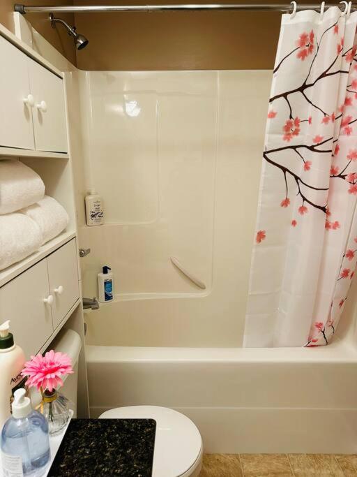 Hinton Vacations - Comfortable 6 bedrooms house - Property Image 11