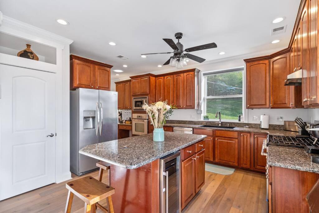 Foxfire - Secluded Zen Retreat with Spa & Views