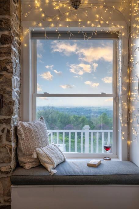 Foxfire - Secluded Zen Retreat with Spa & Views