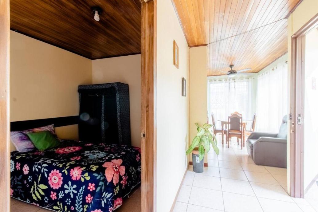Casa Sarita - Cerca del Juan Castro, hospital y tribunales