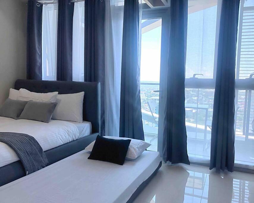 Uptown Parksuites BGC 1BR, Hi Flr Great view fr Balcony with Washer view 2