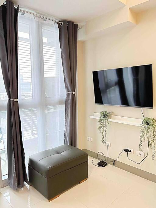 Uptown Parksuites BGC 1BR, Hi Flr Great view fr Balcony with Washer view 3