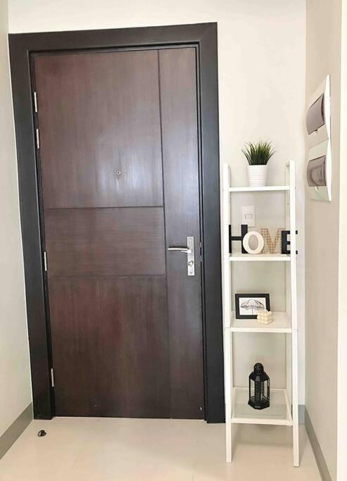 Uptown Parksuites BGC 1BR, Hi Flr Great view fr Balcony with Washer view 5