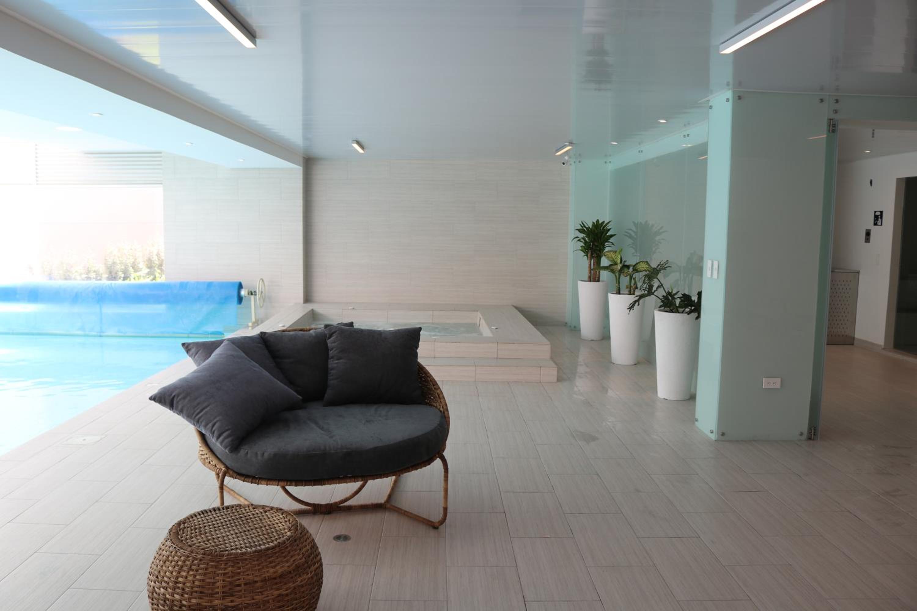 Silver Studio Pool Comfy Garage CheckinEC
