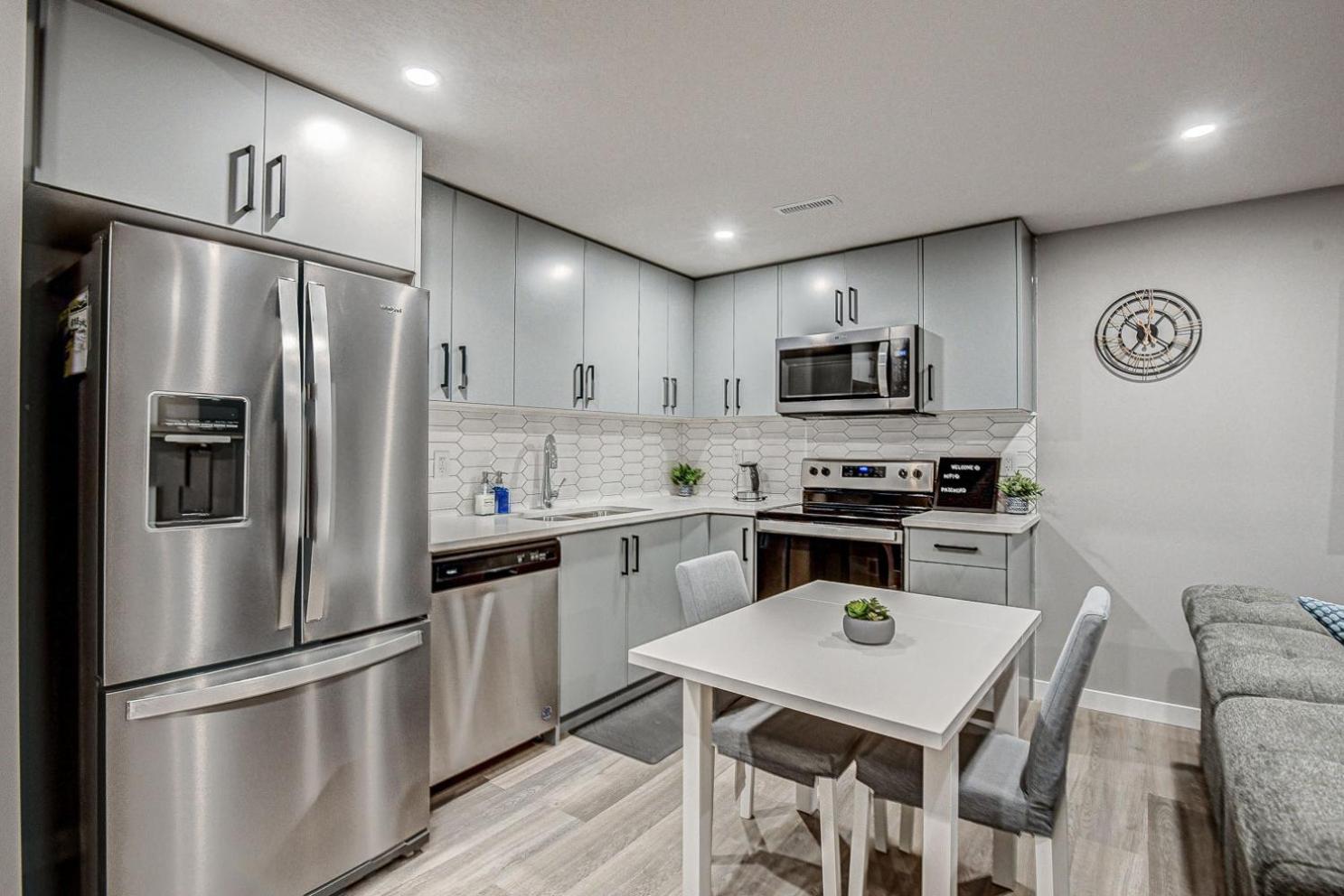 New suite in NW Calgary -20 mins from YYC