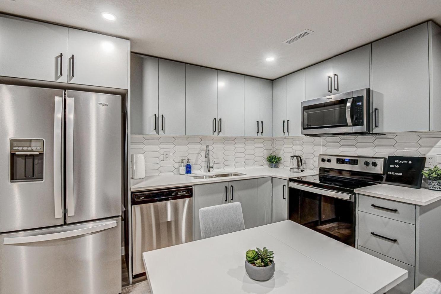 New suite in NW Calgary -20 mins from YYC