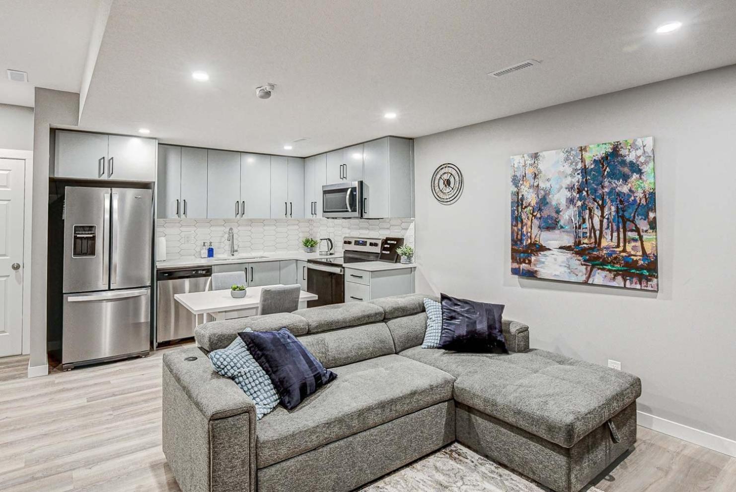 New suite in NW Calgary -20 mins from YYC
