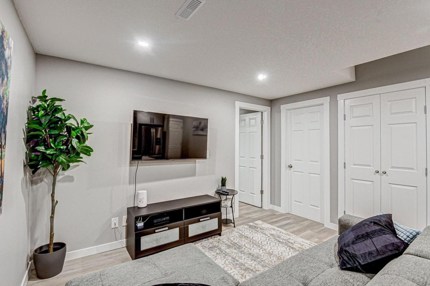 New suite in NW Calgary -20 mins from YYC
