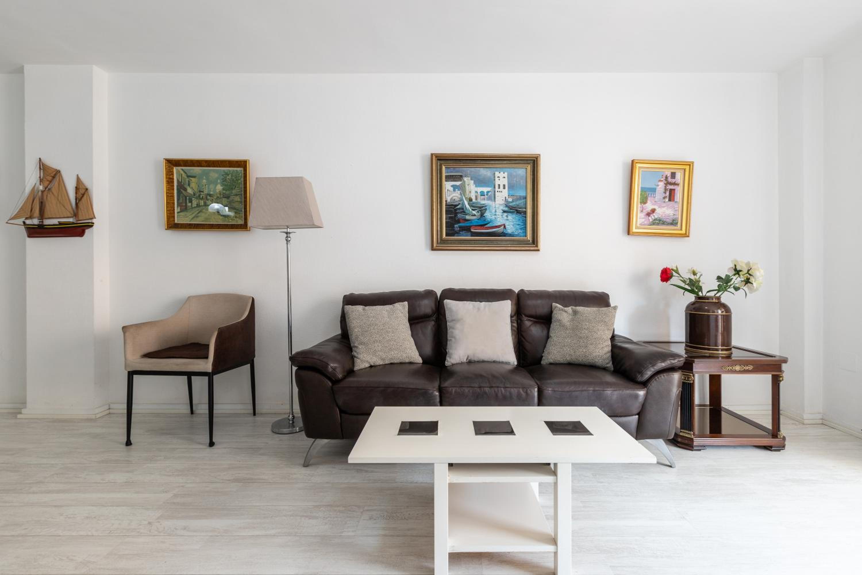 Two bedroom apartment beside marina