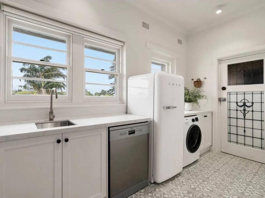 ‘Lynton-Sur-Mer’ - Beachside Apt with Heating