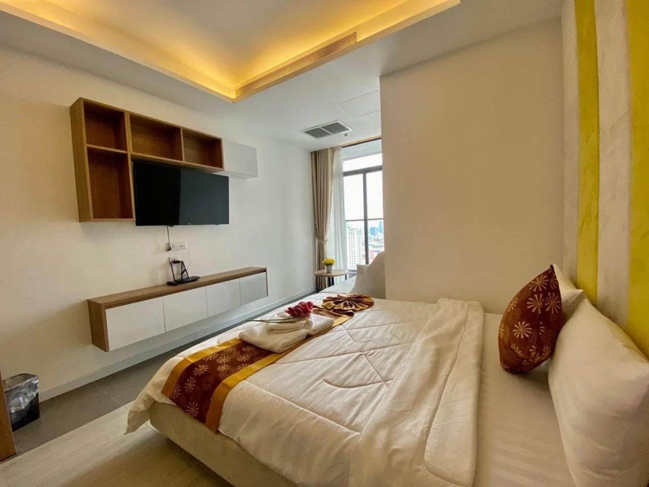 The penthouse residence condo