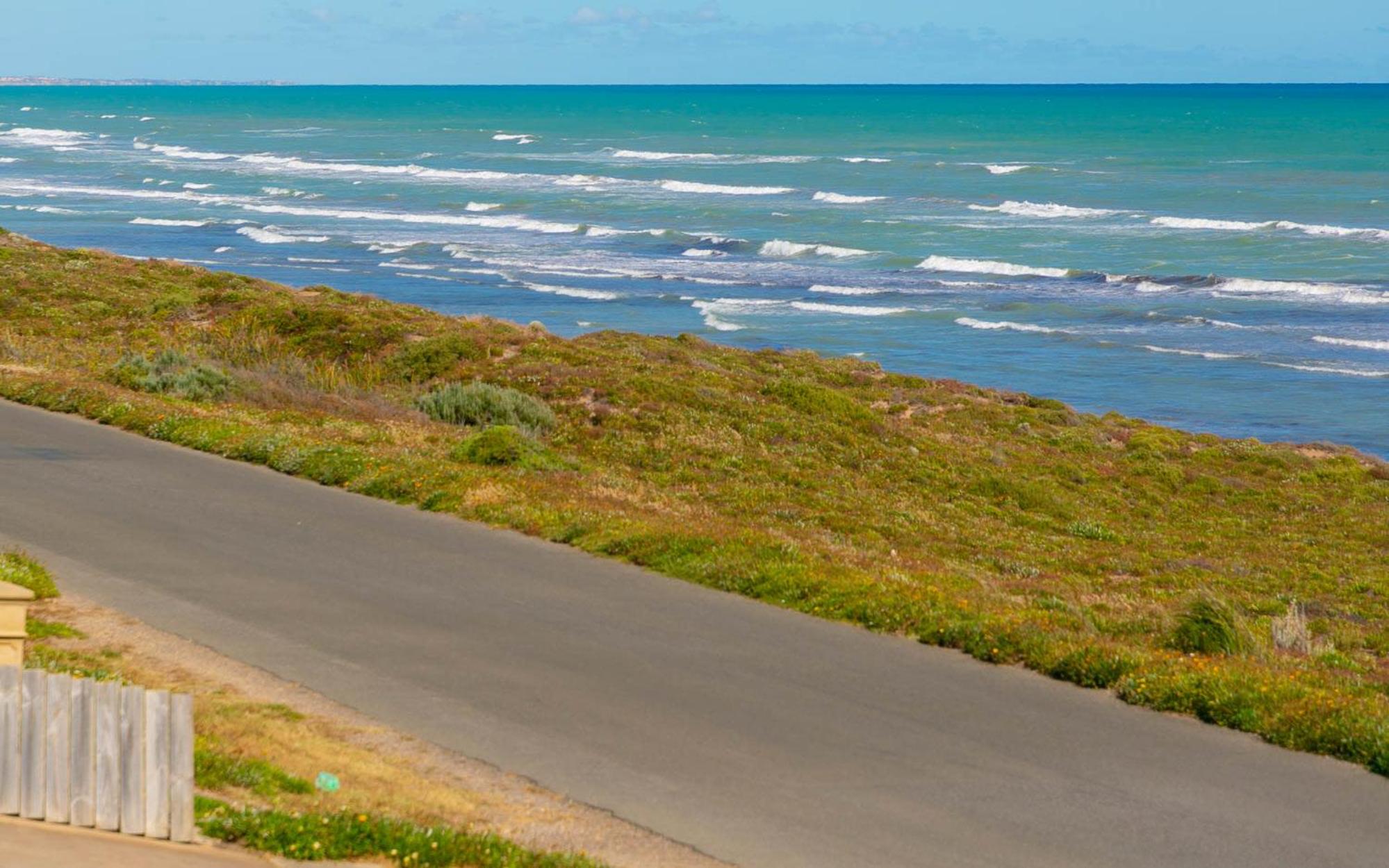 124 Surfers Pde - BYO Linen Beachfront