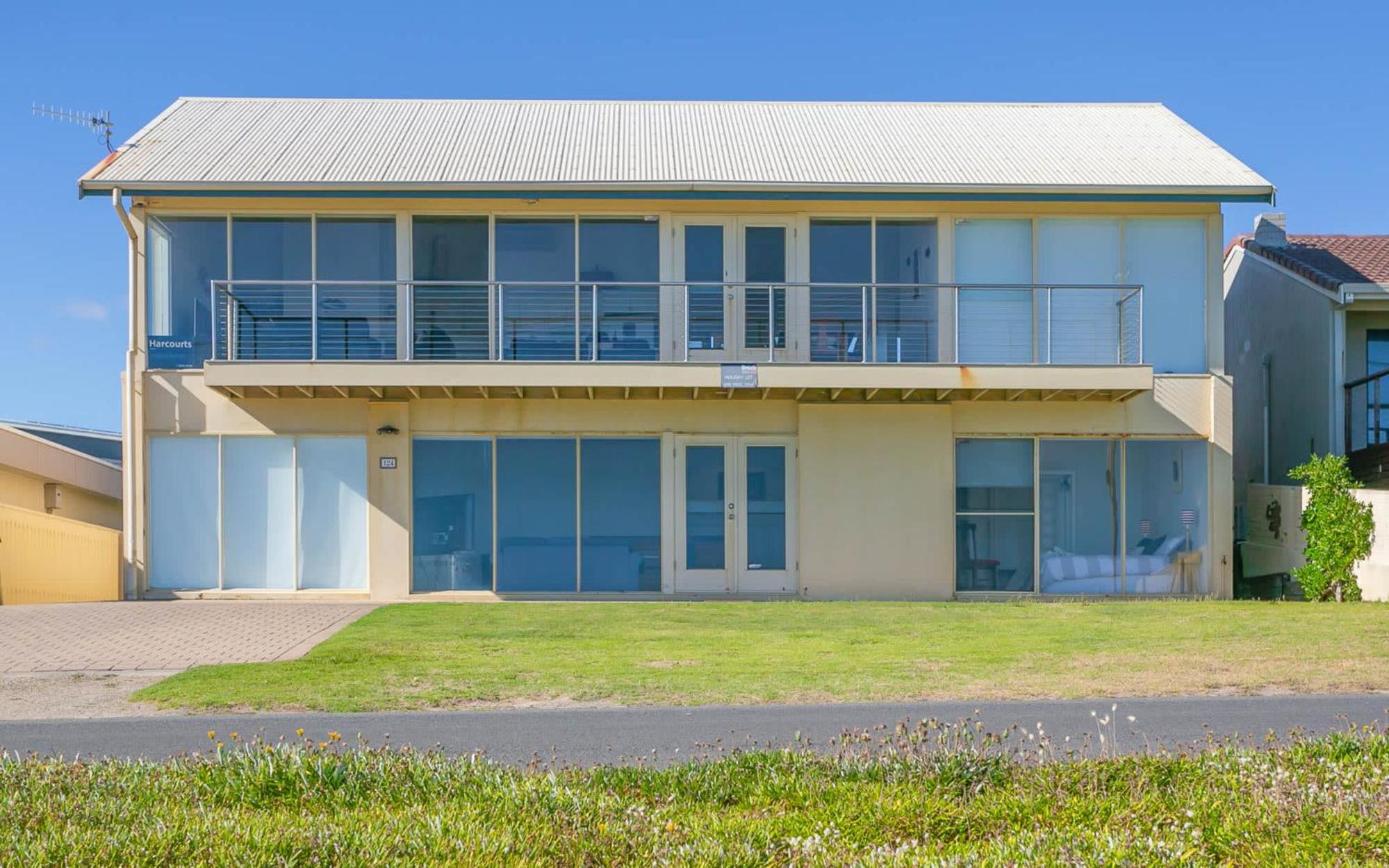 124 Surfers Pde - BYO Linen Beachfront