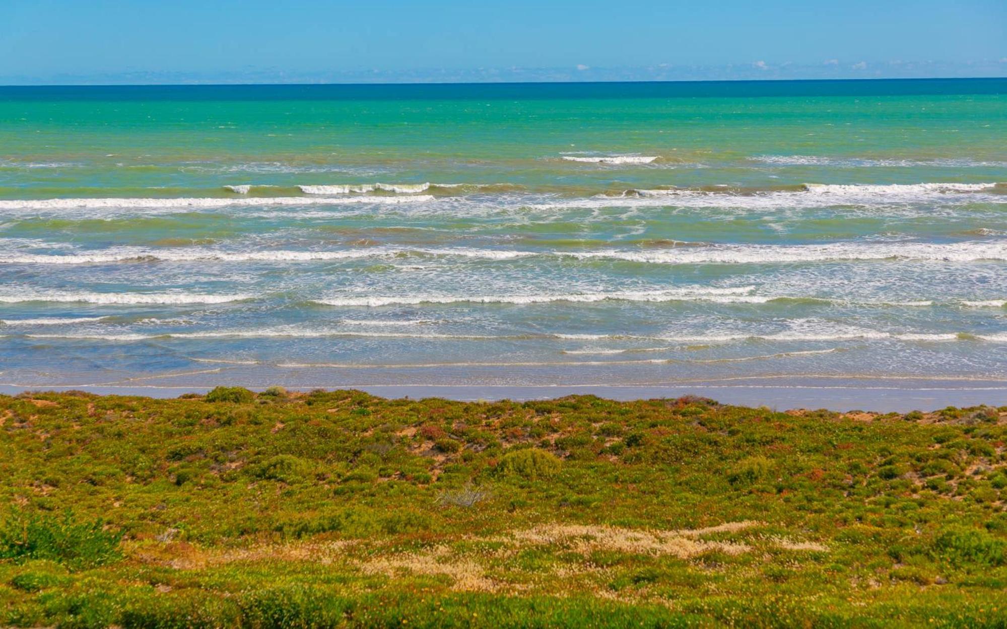 124 Surfers Pde - BYO Linen Beachfront