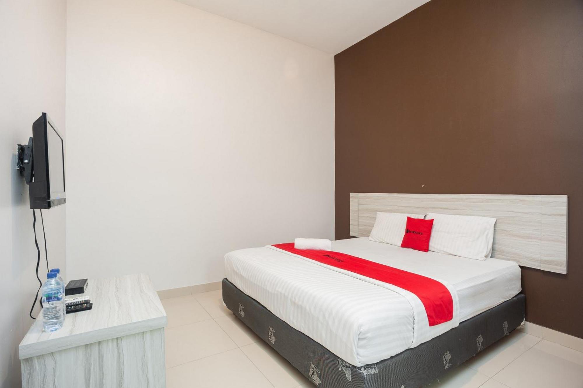 RedDoorz Syariah near Taman Air Mancur Bogor