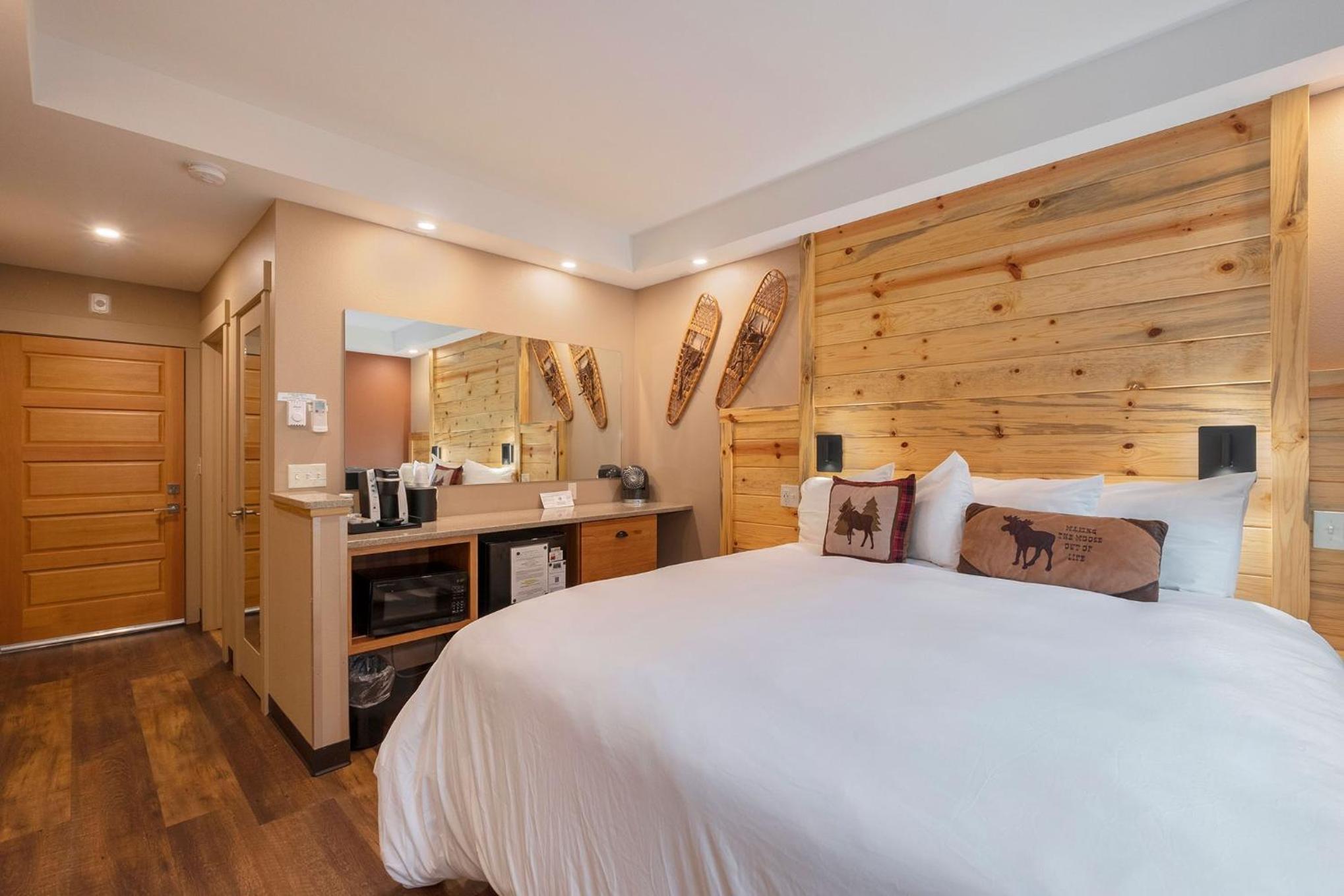 Solitude Moose Room 102 - Estes Park studio