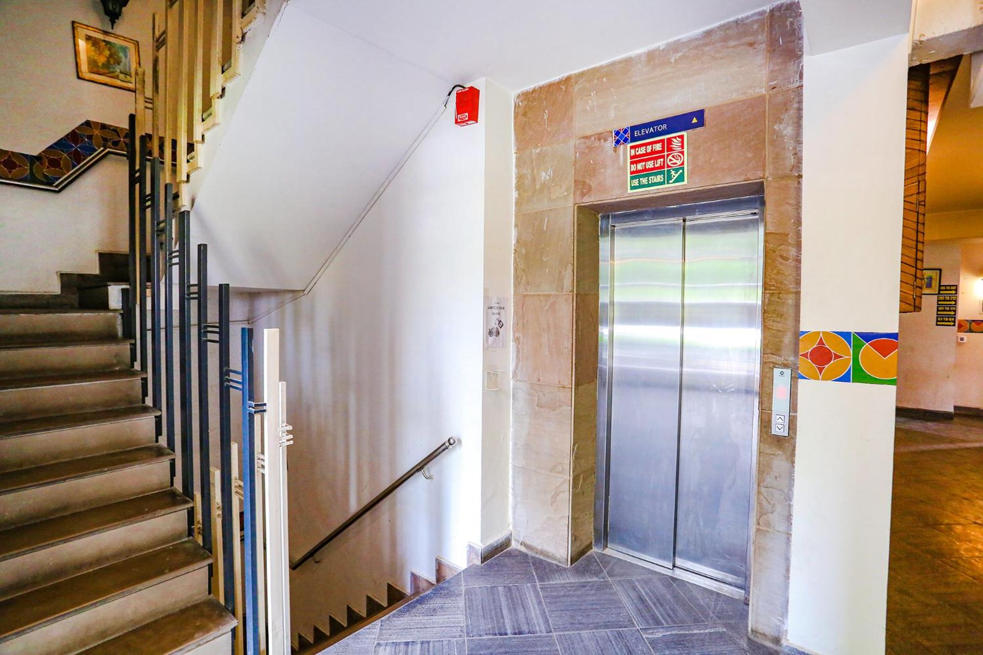 Lobby & Reception