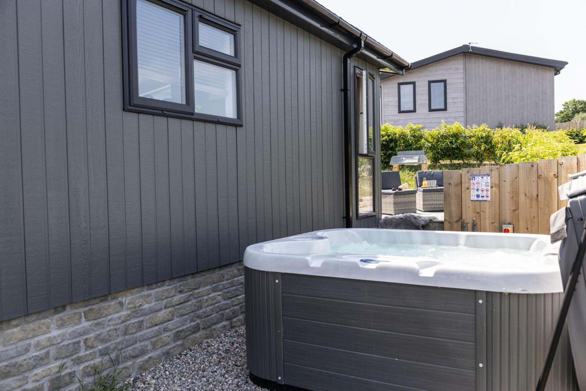 Rose Lodge, 21 Roadford Lake Lodges - Hot Tub, Free Parking and WiFi, Short Walk to Lake view 2
