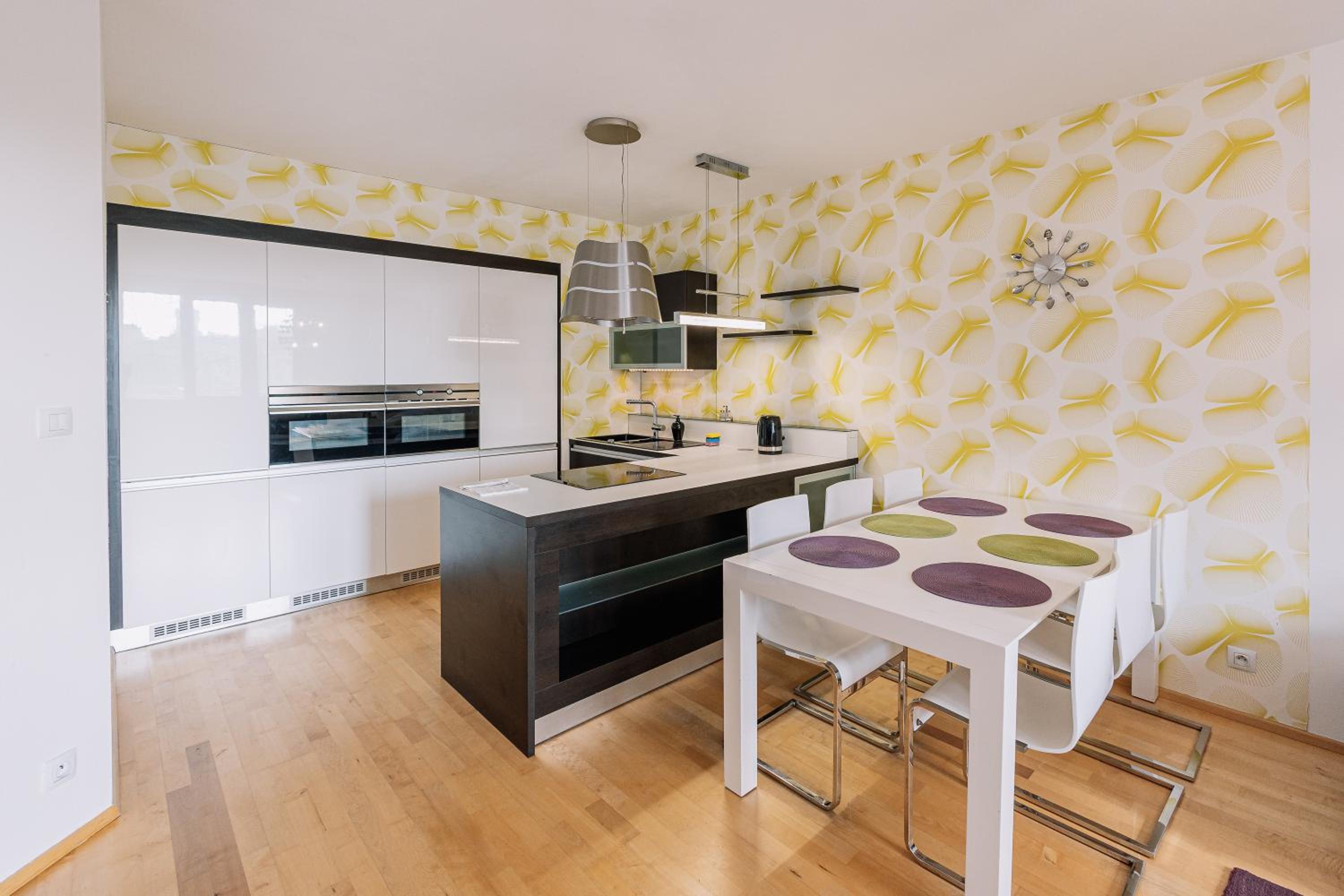 Apartment FAMILY Bratislava PARKING SLOT Included! view 3