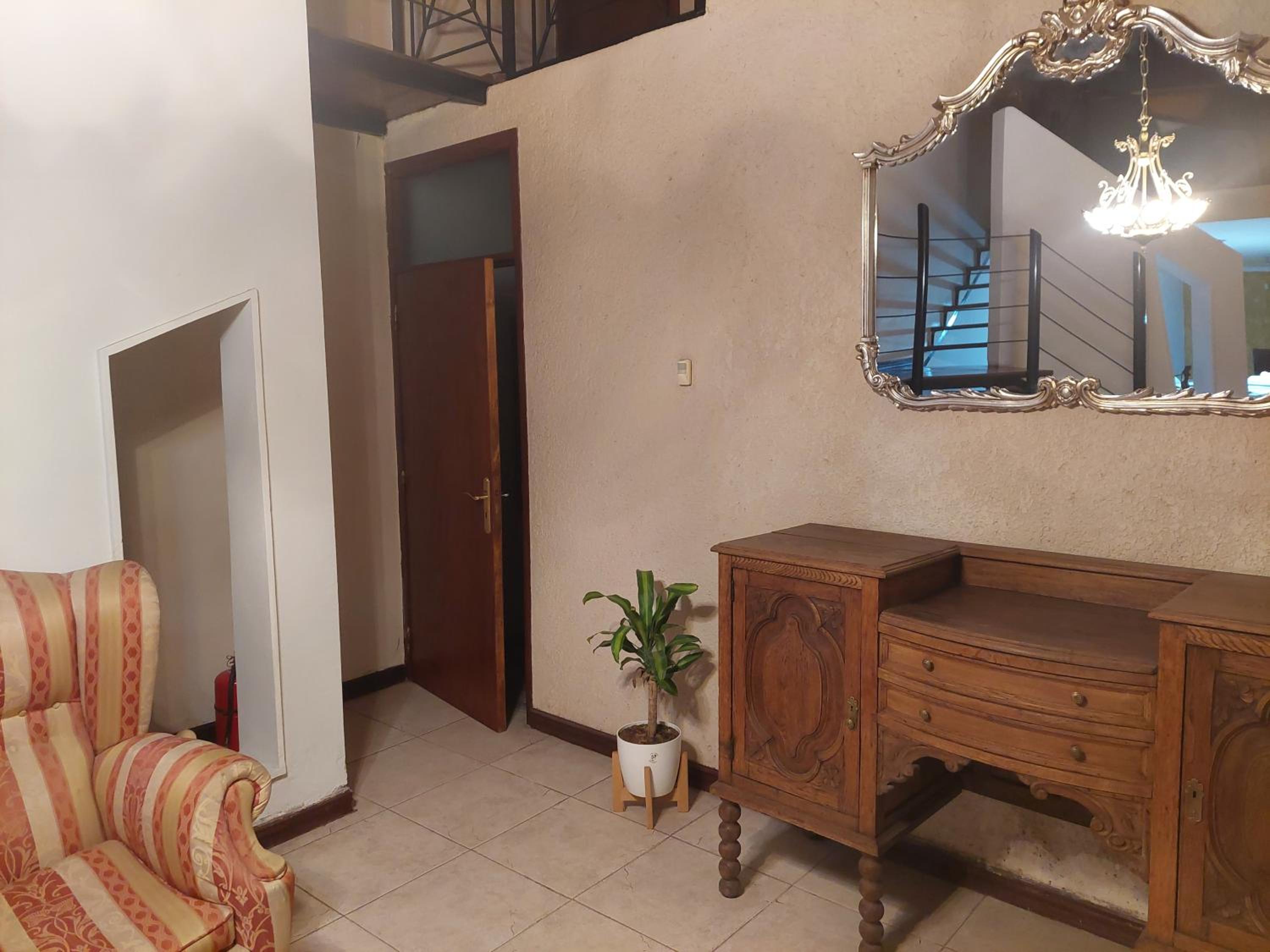 Habitación con baño privado y estacionamiento