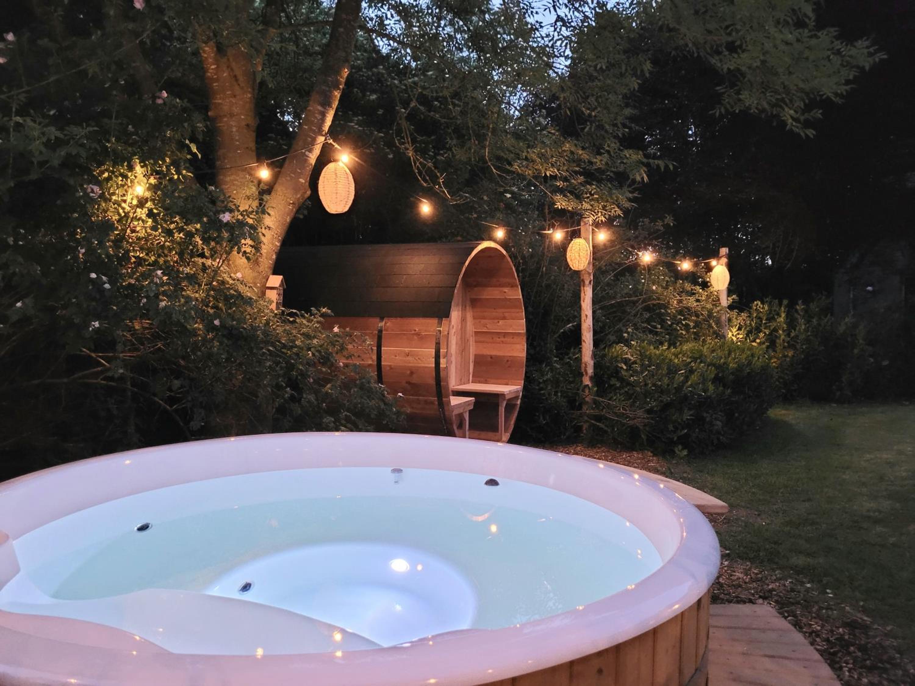 Bohemian Wellness met hottub & sauna view 2