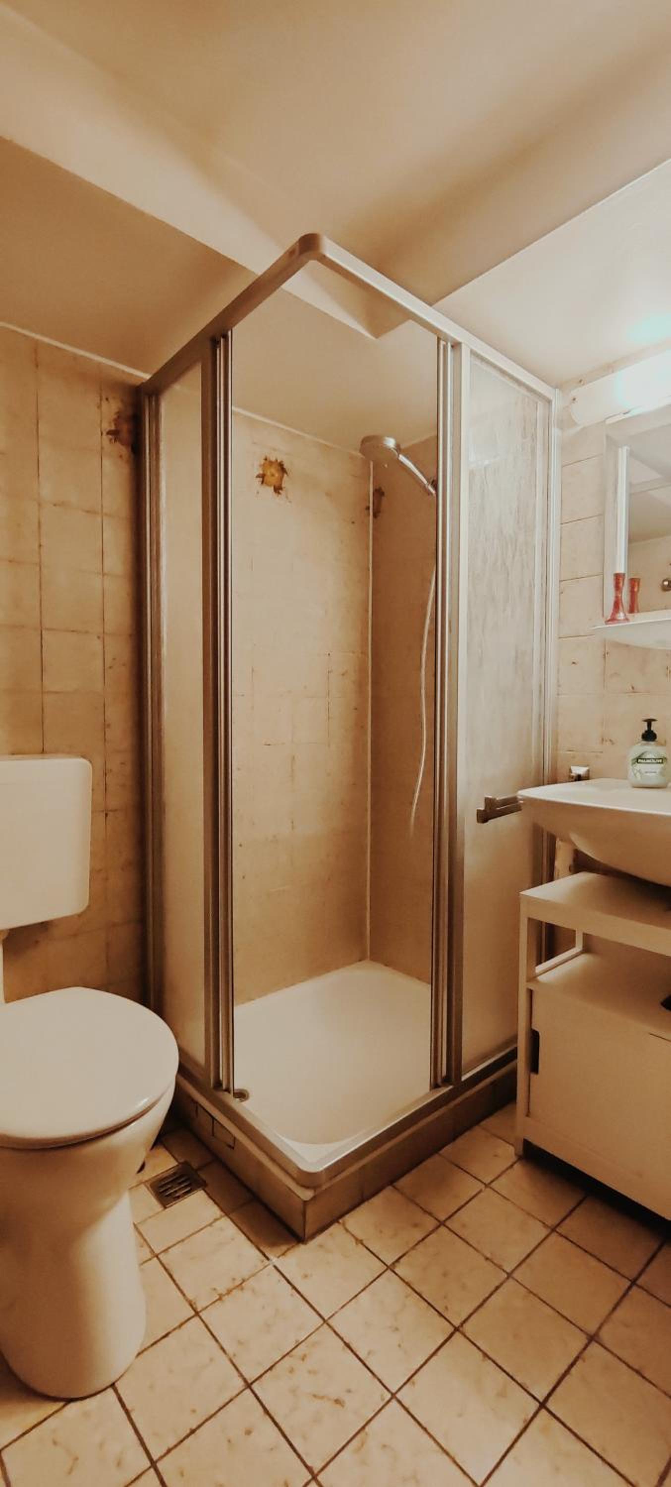 Spacious & comfortable guestrooms w private bathrooms near Koelnmesse & Lanxess Arena, free parking, highspeed WiFi