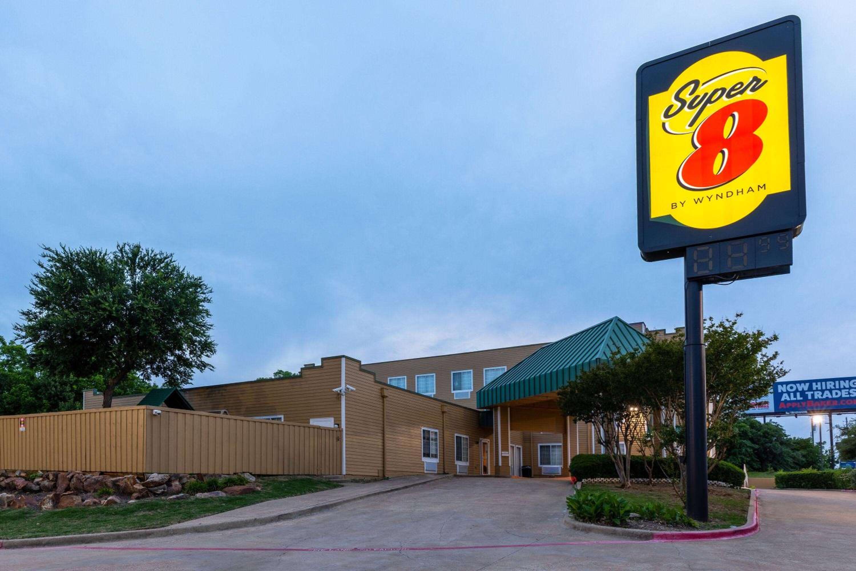 Dallas / Fort Worth Vacations - Super 8 by Wyndham Garland Rowlett East Dallas Area - Property Image 2