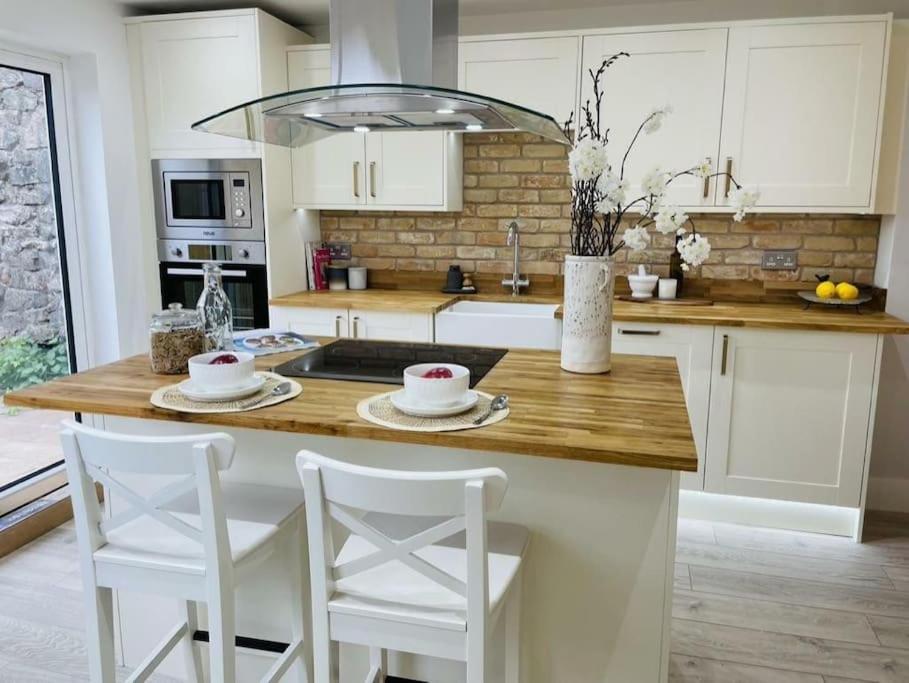 Luxury 3 Bedroom Cottage Retreat Near Bridgend Beaches M4 with Garden Workspace Sleeps 6 view 2