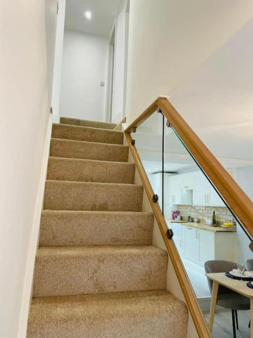 Luxury 3 Bedroom Cottage Retreat Near Bridgend Beaches M4 with Garden Workspace Sleeps 6 view 4