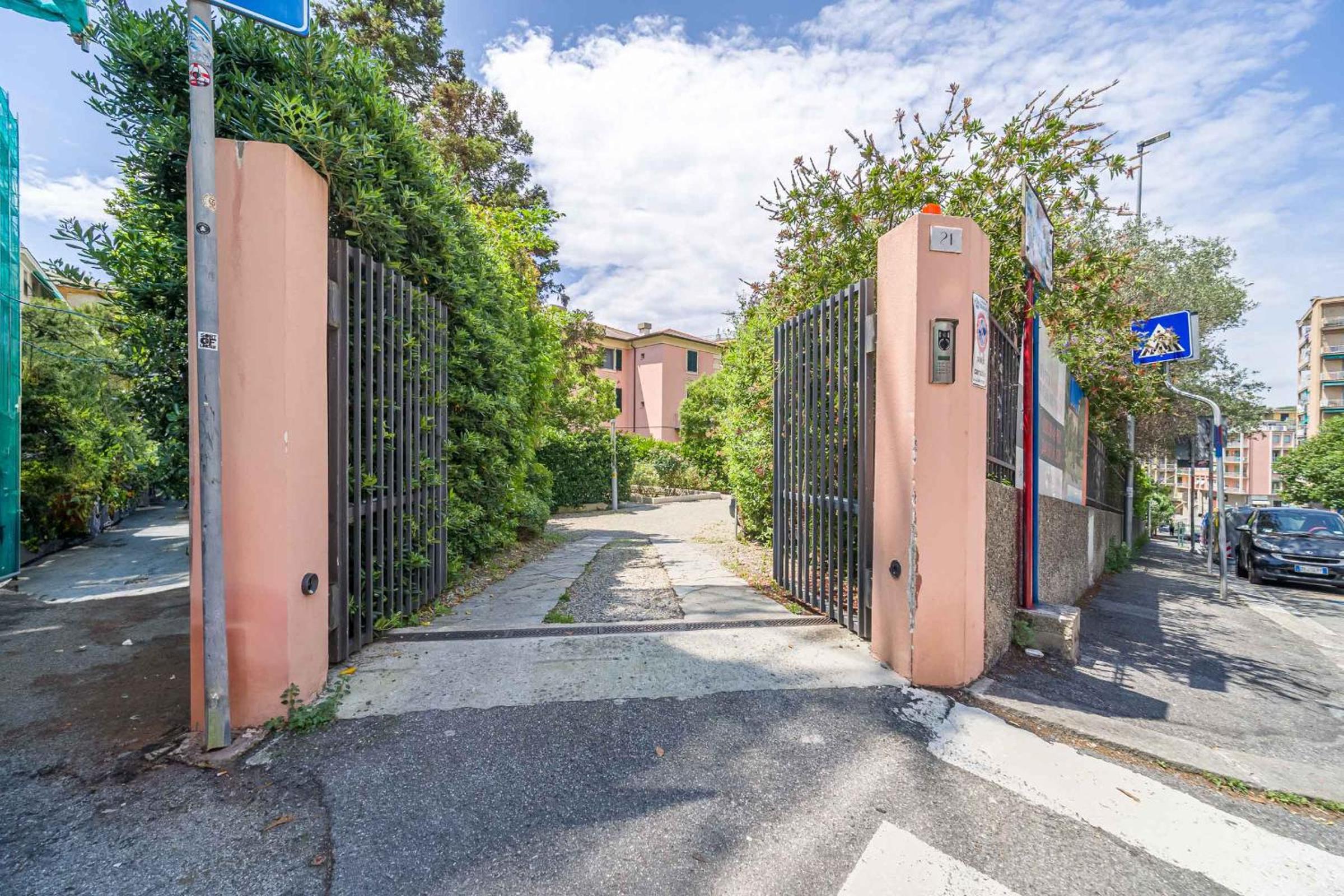 Genoa Quarto dei Mille Roomy Flat