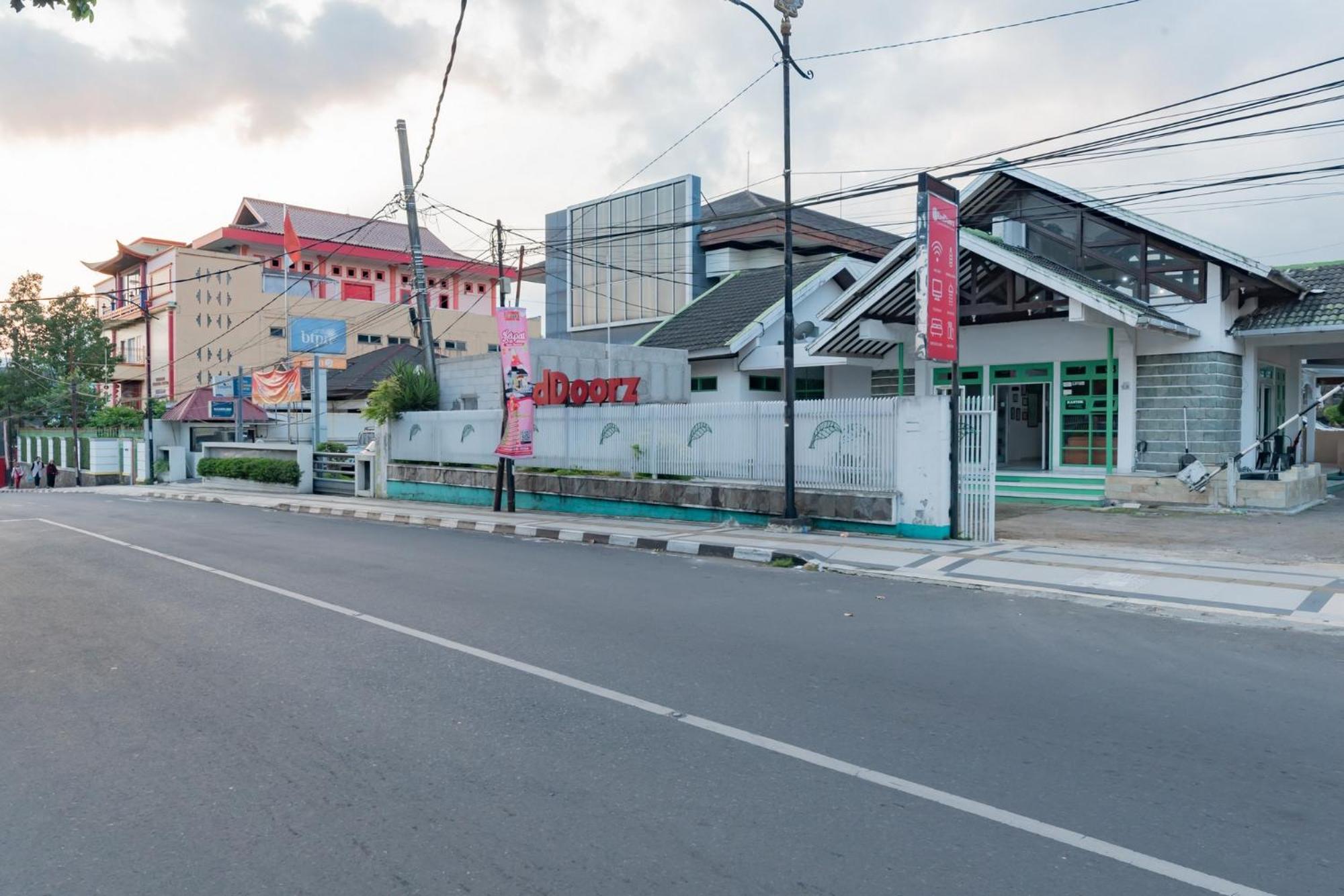 RedDoorz @ Jalan R.E. Martadinata Sukabumi view 3