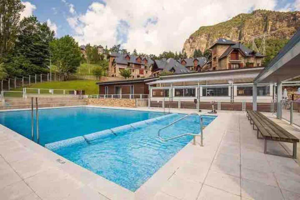 Elegante apartamento en Escarrilla con vistas al valle