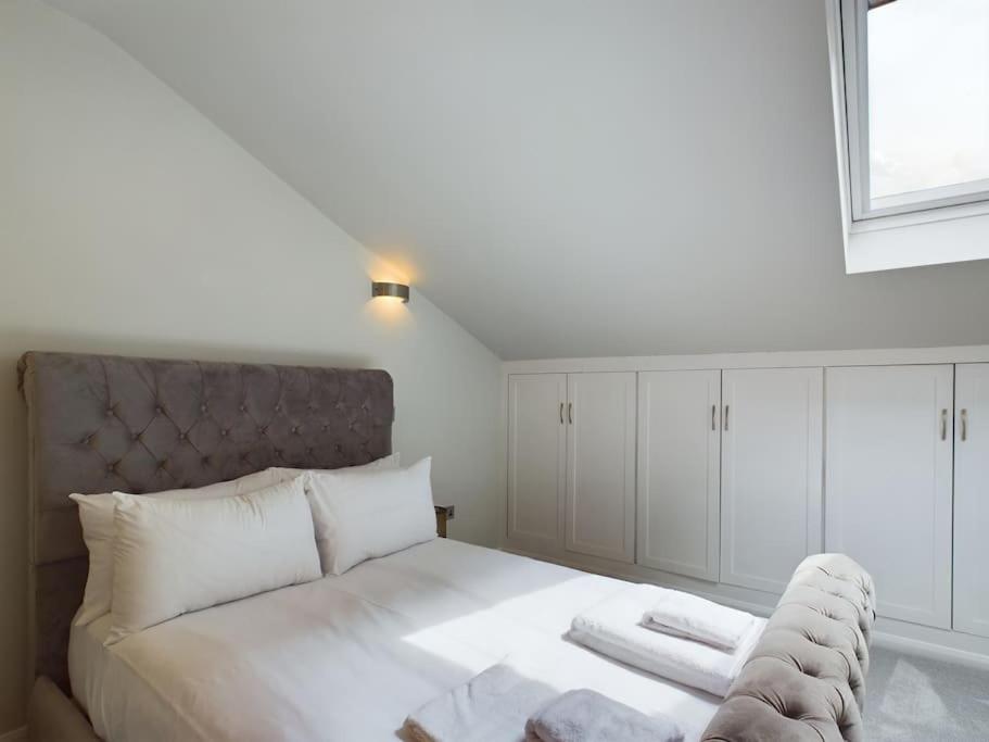 The Hideout King Bed/w TV Free Parking view 4
