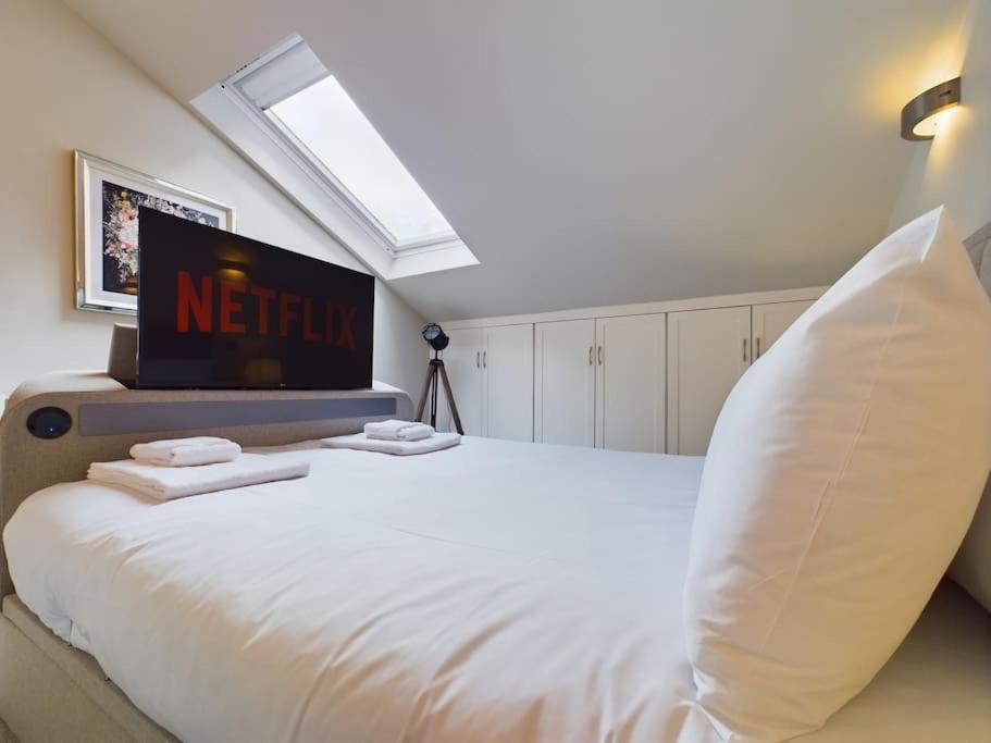 The Hideout King Bed/w TV Free Parking view 3