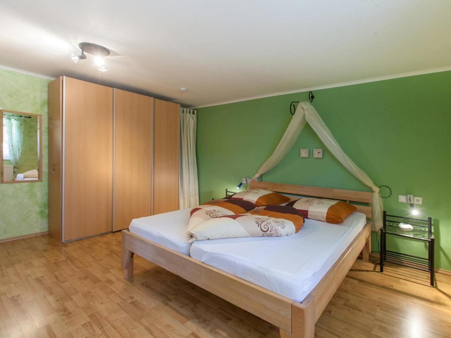 FERIENHOF KATZENMAIER, Bauernhof- und Familienurlaub am BODENSEE, großzügig wohnen, MESSENAH und teils BARRIEREFREI, Spielangebot für drinnen und draußen, 