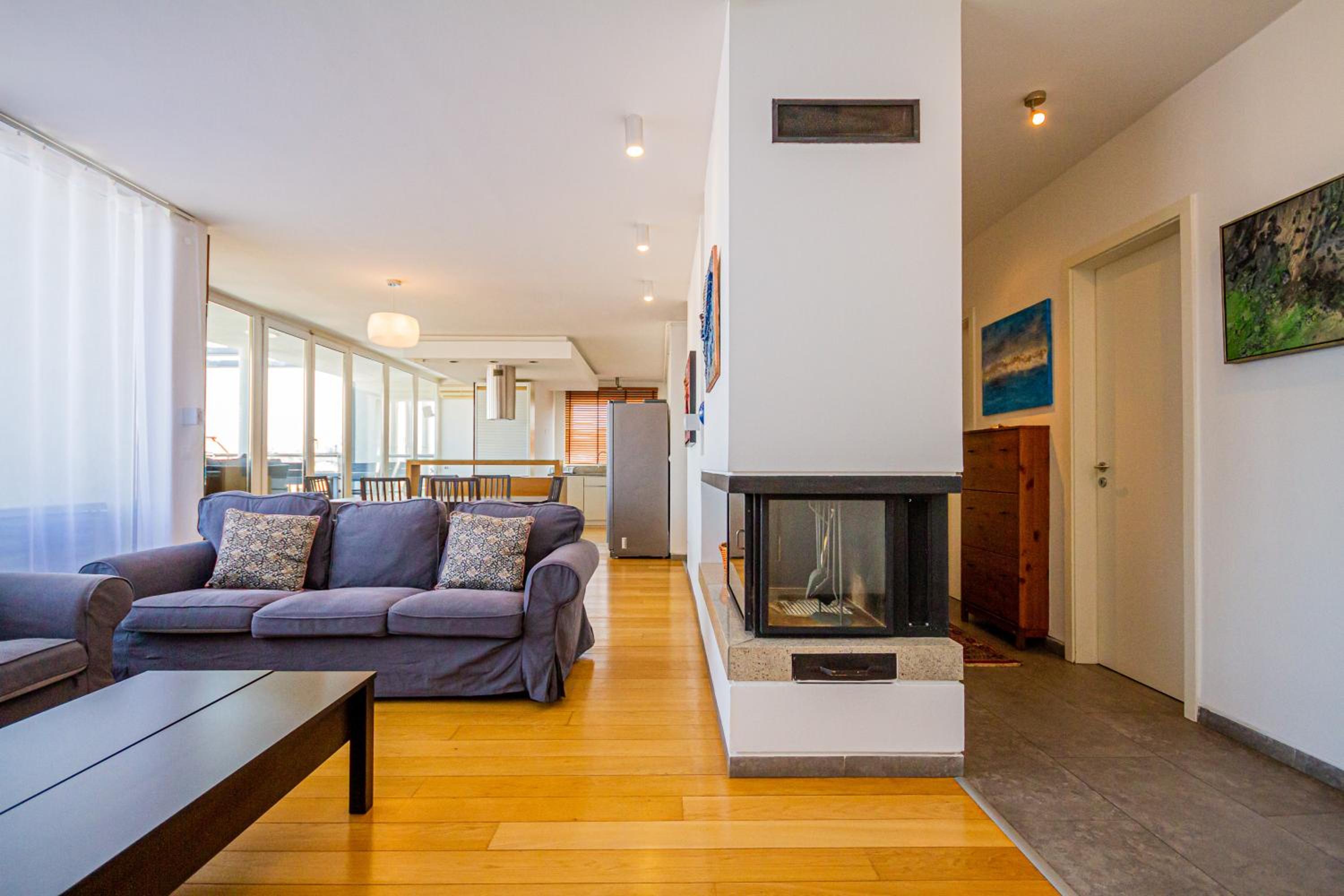 Luxury Apartment with balcony in Downtown view 4