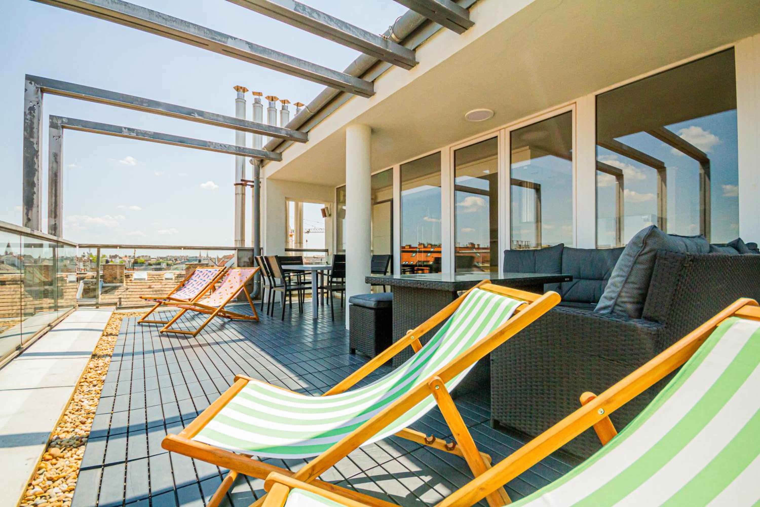 Luxury Apartment with balcony in Downtown view 3
