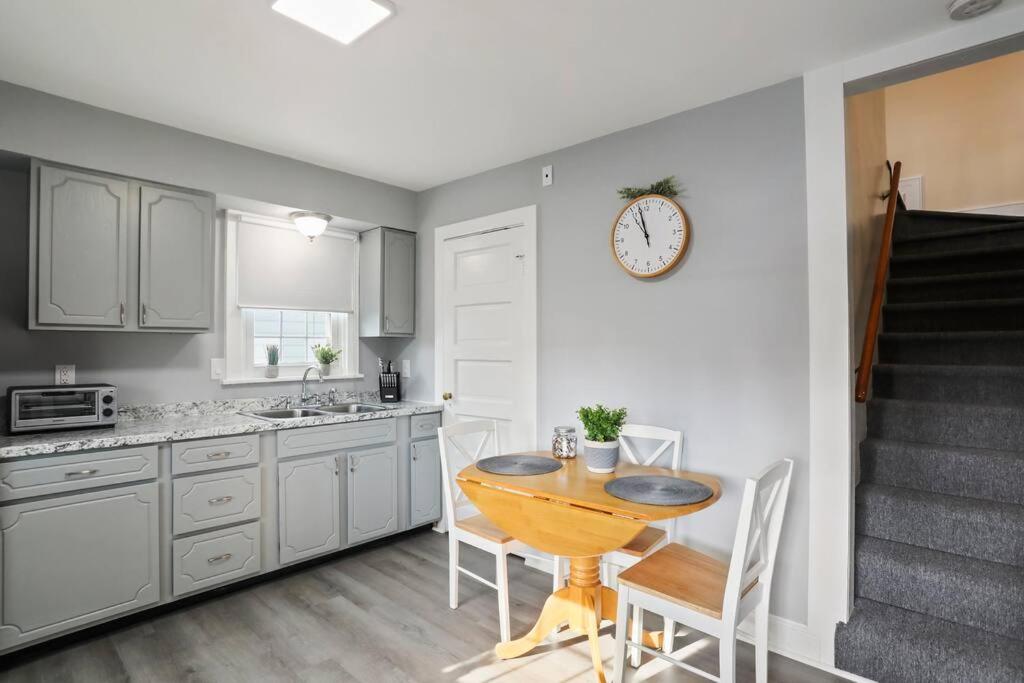 Patty's Place - Private and Convenient EV-Friendly Apartment near Downtown