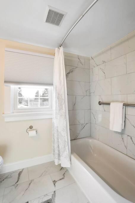 Patty's Place - Private and Convenient EV-Friendly Apartment near Downtown