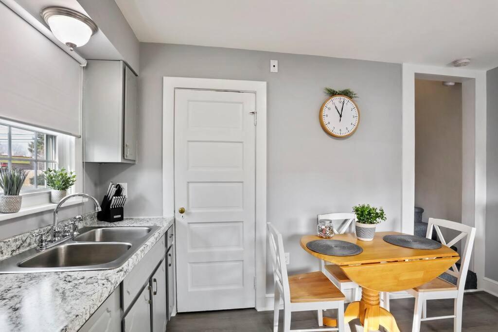 Patty's Place - Private and Convenient EV-Friendly Apartment near Downtown