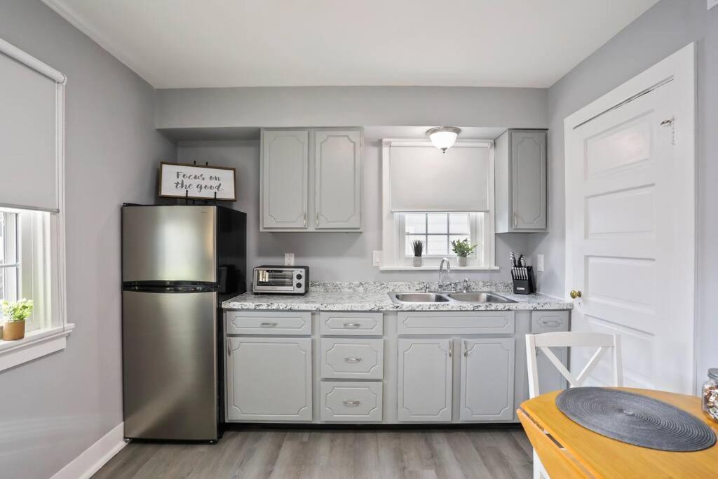 Patty's Place - Private and Convenient EV-Friendly Apartment near Downtown