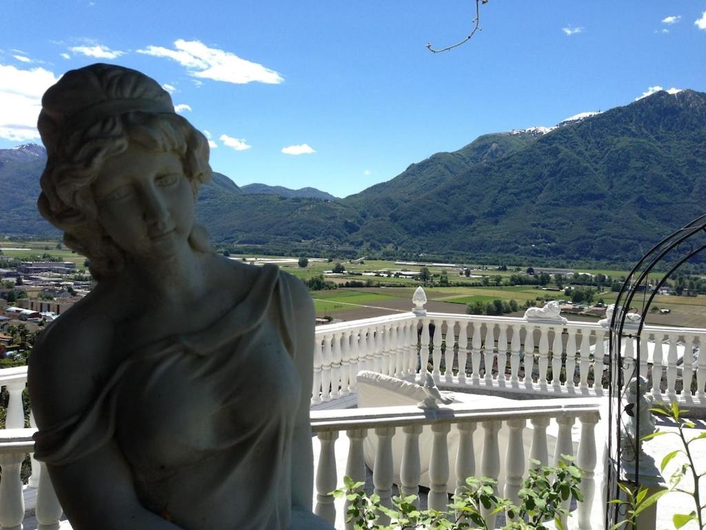 Ferienhaus Patrizia with a fantastic view of Lake Maggiore and the pool