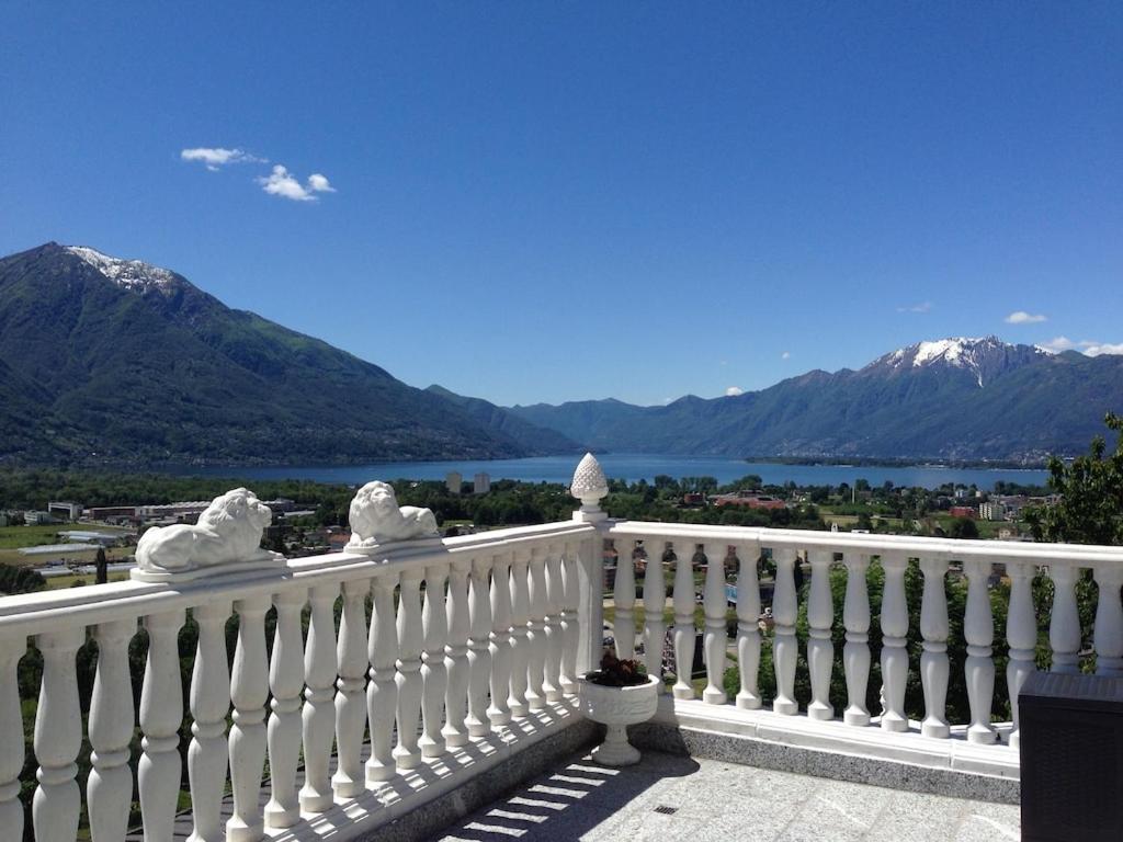 Ferienhaus Patrizia with a fantastic view of Lake Maggiore and the pool