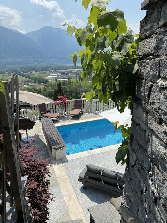 Ferienhaus Patrizia with a fantastic view of Lake Maggiore and the pool